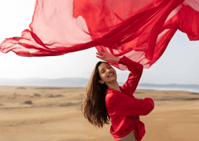 23. Los movimientos de los chakras con las mascadas de color