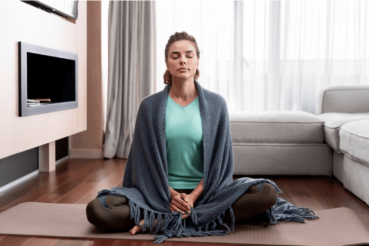 Mujer meditando