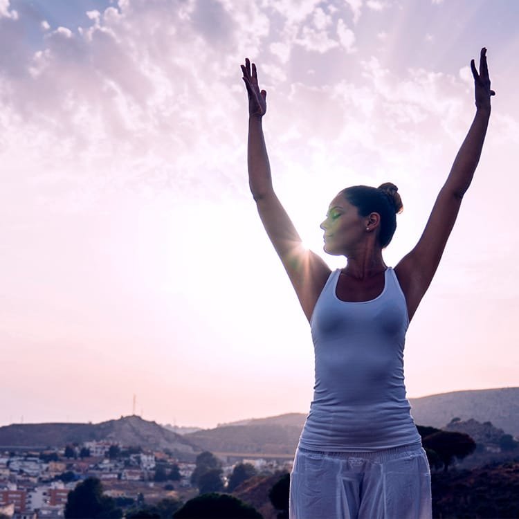 Mujer levantando brazos