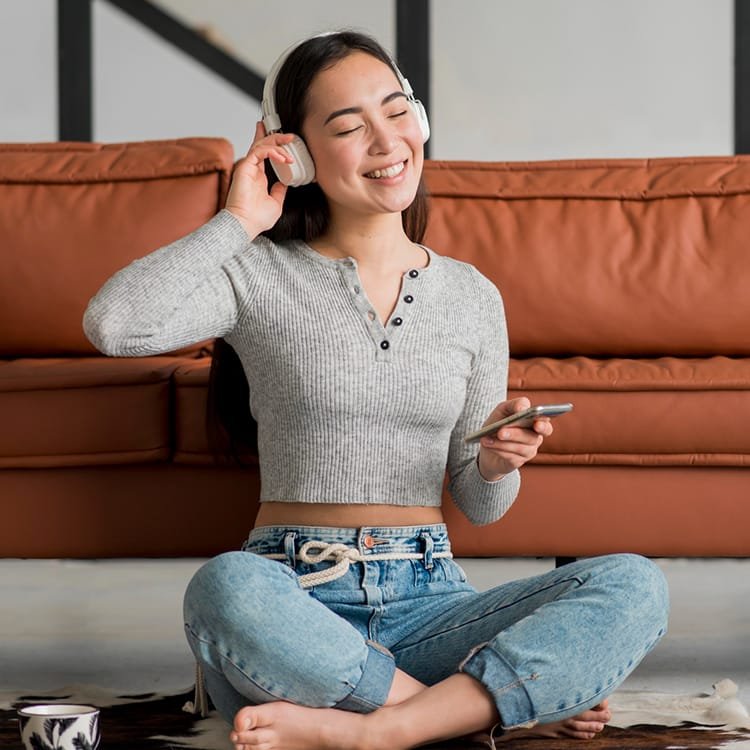 Mujer escuchando música